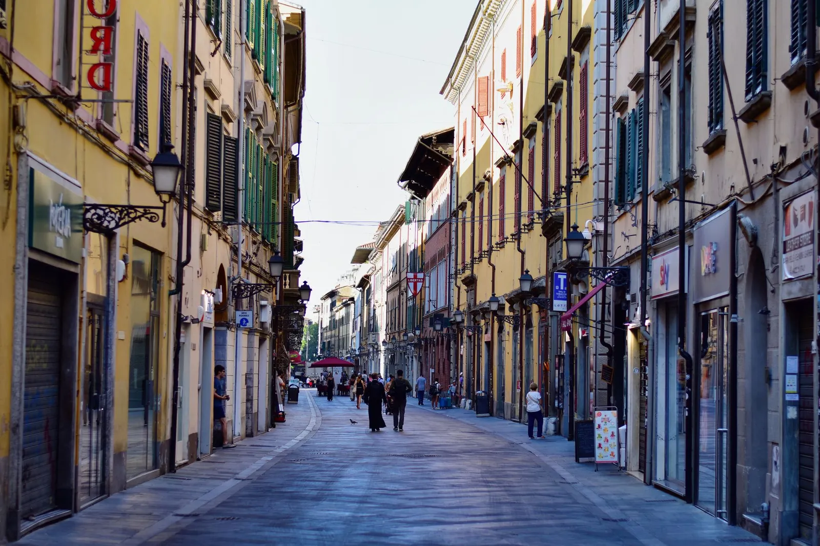 Charming street in Pisa, Italy, capturing the essence of Tuscan architecture and lifestyle.